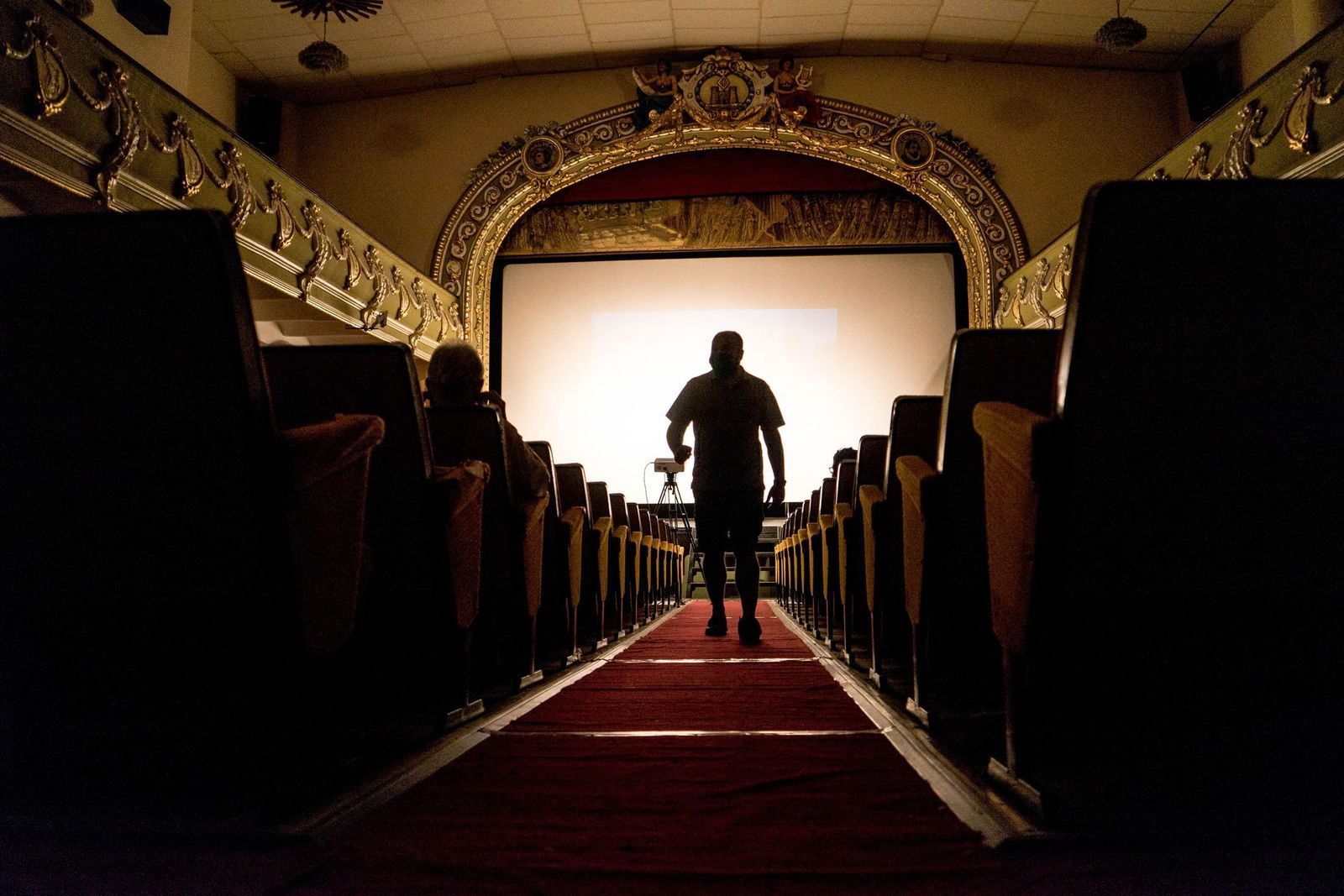 Gang durch ein historisches Kino mit verzierten Wänden